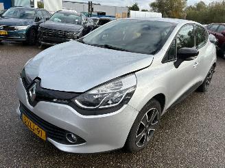 krockskadad bil auto Renault Clio 1.5 dCi ECO Expression BJ 2014 168.345 KM 2014/9
