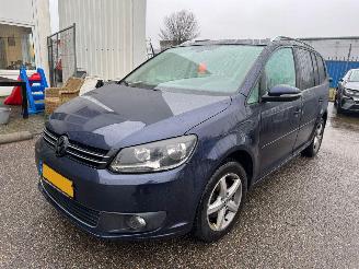 damaged passenger cars Volkswagen Touran 1.6 AUTOMAAT TDI Highline BlueMotion BJ 2014 513.424 KM 2014/1