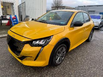 Damaged car Peugeot e-208 EV Allure Pack 50 kWh AUTOMAAT  BJ 2021 119.125  KM 2021/12