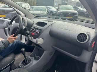Peugeot 107 1.0-12V XS picture 11
