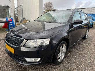 krockskadad bil auto Skoda Octavia Combi 1.6 TDI Greenline Businessline 2012/6