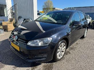 krockskadad bil auto Volkswagen Golf 1.0 TSI Connected Series 2017/1