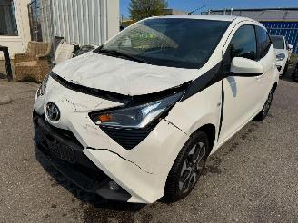 krockskadad bil auto Toyota Aygo 1.0 VVT-i x-joy 2021/3