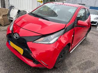 Damaged car Toyota Aygo 1.0 VVT-i x-play 2014/10