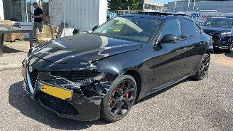 krockskadad bil auto Alfa Romeo Giulia 2.0 T AWD Veloce 280 PK ! 2017/11
