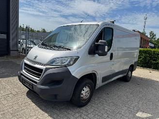 krockskadad bil bedrijf Peugeot Boxer 330 2.0 BlueHDI L1H1 Pro 2018/1