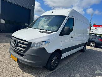 krockskadad bil bedrijf Mercedes Sprinter 211 1.9 CDI L2H2 FWD Functional 2022/2