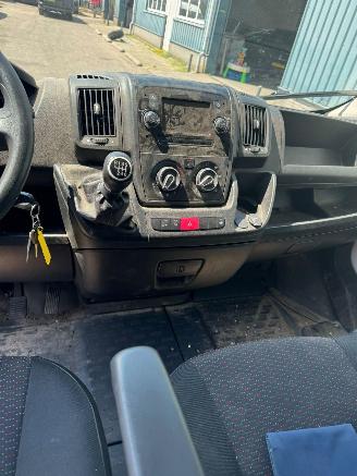 Peugeot Boxer 330 2.2 BlueHDi 120 L2H2 Premium picture 10