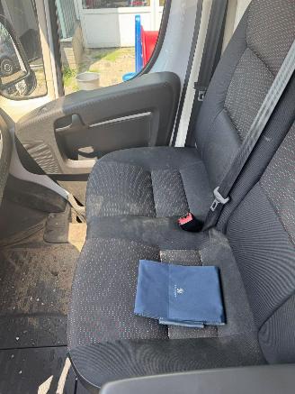 Peugeot Boxer 330 2.2 BlueHDi 120 L2H2 Premium picture 12