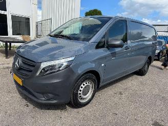 krockskadad bil bedrijf Mercedes Vito 110 CDI Functional Lang 2021/10