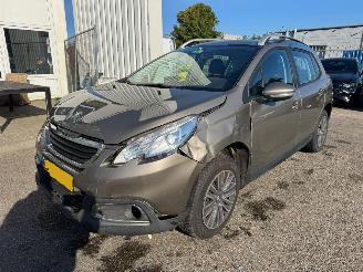 uszkodzony samochody osobowe Peugeot 2008 1.2 PureTech Blue Lion 2016/2