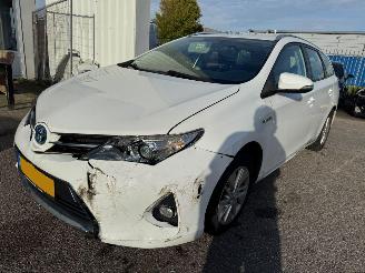 Vaurioauto  passenger cars Toyota Auris Touring Sports 1.8 AUTOMAAT Hybrid Aspiration 2014/6