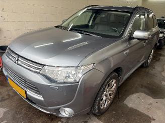 Schadeauto Mitsubishi Outlander 2.0 PHEV instyle 2013/12