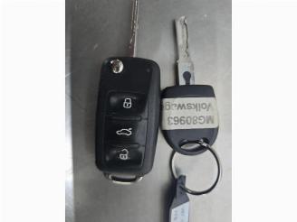 Vrakbiler auto Volkswagen Up! Up! (121), Hatchback, 2011 1.0 12V 60 2015/4