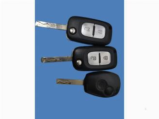 Coche siniestrado Renault Clio Clio III (BR/CR), Hatchback, 2005 / 2014 1.5 dCi FAP 2011/5