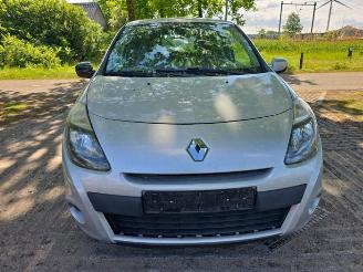 Vrakbiler auto Renault Clio Clio III (BR/CR), Hatchback, 2005 / 2014 1.2 16V 75 2011/2