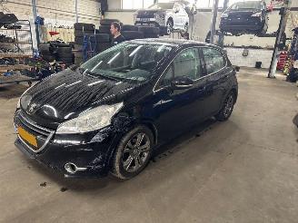 Schadeauto Peugeot 208 1.6 e-hdi 2014/2