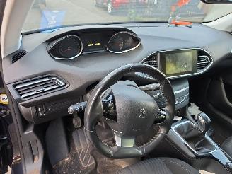 Peugeot 308 1.2 picture 10