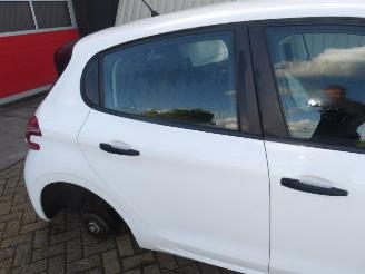 Peugeot 208  picture 33