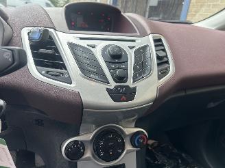 Ford Fiesta 1.6 GHIA picture 9