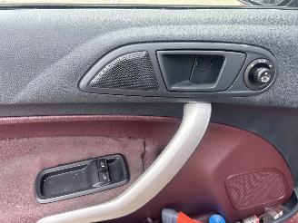 Ford Fiesta 1.6 GHIA picture 11