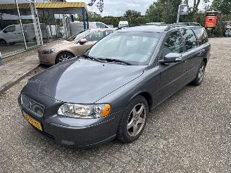 Damaged car Volvo V-70 2.4  Edition 1 2006/8