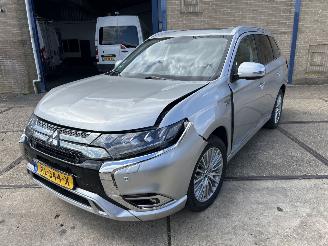 krockskadad bil auto Mitsubishi Outlander 2.4 PHEV INTENSE + 2019/2