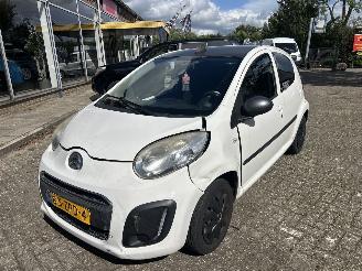 Vaurioauto  passenger cars Citroën C1 1.0 COLLECTION 2013/1
