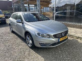 Voiture accidenté Volvo V-60 2.4 D6 AWD PLUG IN HYBRID SUMMUM 2013/12
