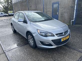 Damaged car Opel Astra 1.4 TURBO BERLIN 2013/1