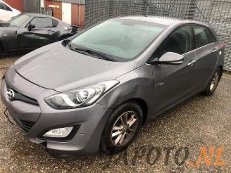 Vaurioauto  passenger cars Hyundai I-30 i30 (GDHB5), Hatchback, 2011 1.6 CRDi 16V VGT 2012/5
