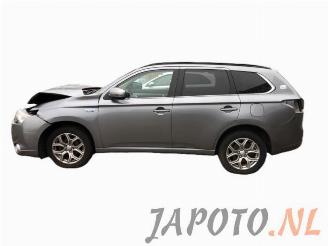 Mitsubishi Outlander Outlander (GF/GG), SUV, 2012 / 2022 2.0 16V PHEV 4x4 picture 2