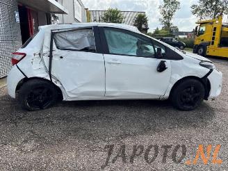 Toyota Yaris Yaris III (P13), Hatchback, 2010 / 2020 1.0 12V VVT-i picture 6