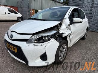 Vrakbiler auto Toyota Yaris Yaris III (P13), Hatchback, 2010 / 2020 1.5 16V Hybrid 2013/5