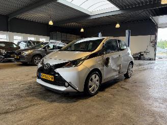 Coche accidentado Toyota Aygo 1.0 VVT-i x-play Automaat! 2016/12