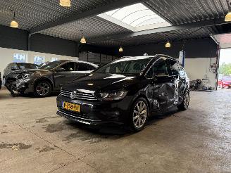 Vaurioauto  passenger cars Volkswagen Golf Sportsvan 1.4 TSI Highline 2017/2