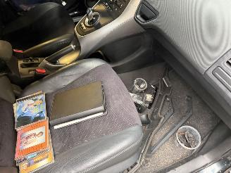 uszkodzony samochody osobowe Toyota Auris 1.8 Full Hybrid Dynamic 2012/2