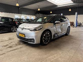 Damaged car Volkswagen ID.3 Life 58 kWh 122.000 2020/12