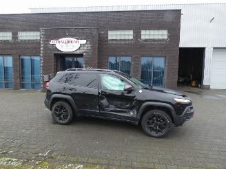 damaged passenger cars Jeep Cherokee 3.2 V6 TRAILH. 4WD L 2017/6