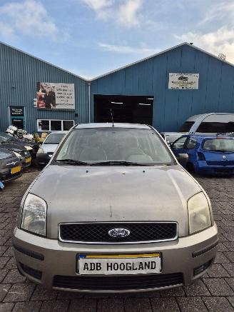 Salvage car Ford Fusion Combi 1.6 16V (FYJA(Euro 5)) [74kW] 2003/1
