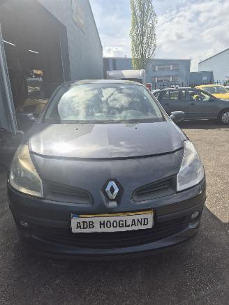 Uttjänta bilar auto Renault Clio III (BR/CR) Hatchback 1.4 16V (K4J-780) [72kW] 5-BAK 2006/1