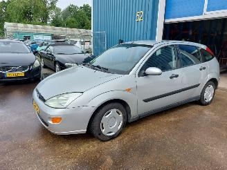 Voiture accidenté Ford Focus Focus 1 Hatchback 1.6 16V (FYDA) 2001/8