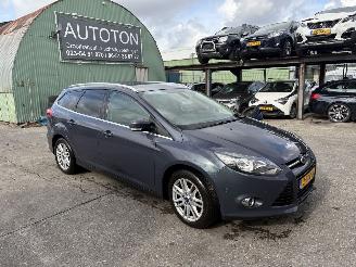 Damaged car Ford Focus 1.0 Ecoboost 92KW Clima Navi Keyless NAP 2014/1
