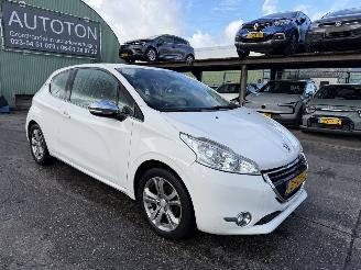 Voiture accidenté Peugeot 208 1.2 60KW Allure Navi Clima NAP 2013/3