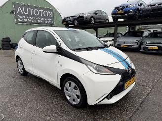 krockskadad bil auto Toyota Aygo 1.0 VVT-I 51KW X-Play Led Airco 5-Drs Camera NAP 2015/6