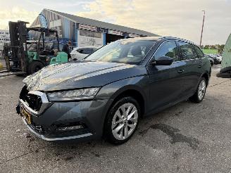 skadebil auto Skoda Octavia 1.5 E-TSI 110KW Autom. Clima Navi Business Edition Sfeerverlichting 2021/6