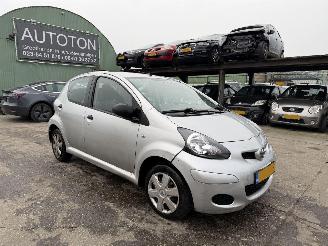 Vaurioauto  passenger cars Toyota Aygo 1.0-12V 50KW 5-Deurs Acces NAP 2010/3