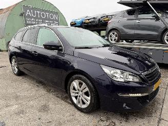 krockskadad bil auto Peugeot 308 1.6 Bluehdi 88KW Pano Clima Navi Camera Executive Pack NAP 2015/11