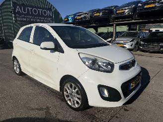 Damaged car Kia Picanto 1.0 CVVT 51KW Led Airco 5-Deurs 2012/1