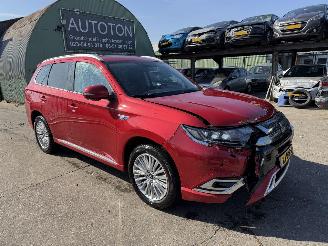 Auto incidentate Mitsubishi Outlander 2.4 PHEV 99KW Clima Navi Schuifdak IntenseNAP 2019/1